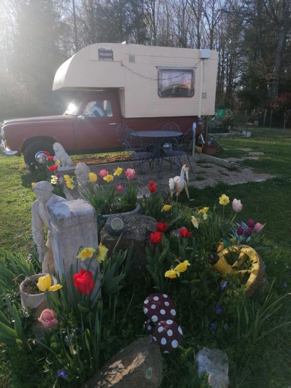 La Roulotte Des Trois Arbres Bed and Breakfast Oradour-sur-Glane Εξωτερικό φωτογραφία