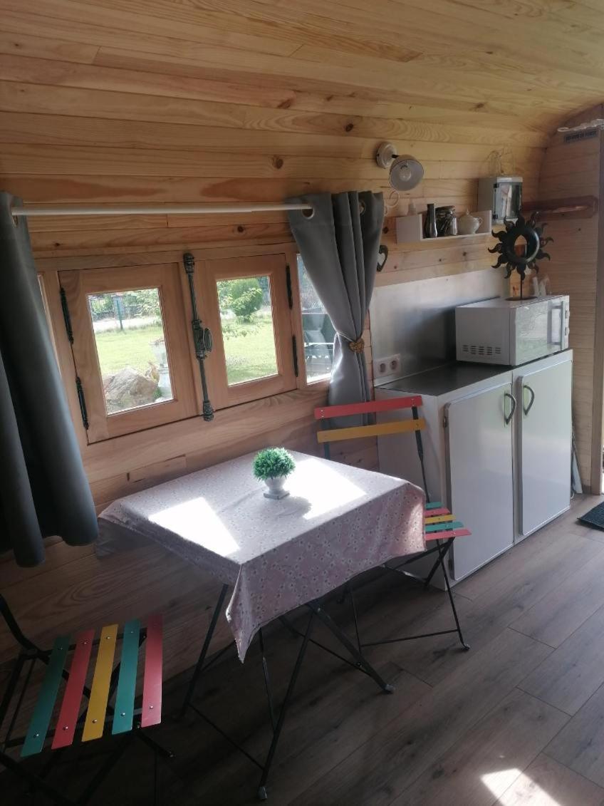 La Roulotte Des Trois Arbres Bed and Breakfast Oradour-sur-Glane Εξωτερικό φωτογραφία