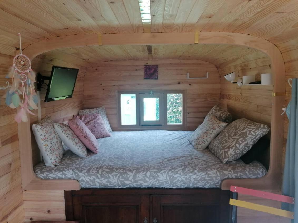 La Roulotte Des Trois Arbres Bed and Breakfast Oradour-sur-Glane Εξωτερικό φωτογραφία