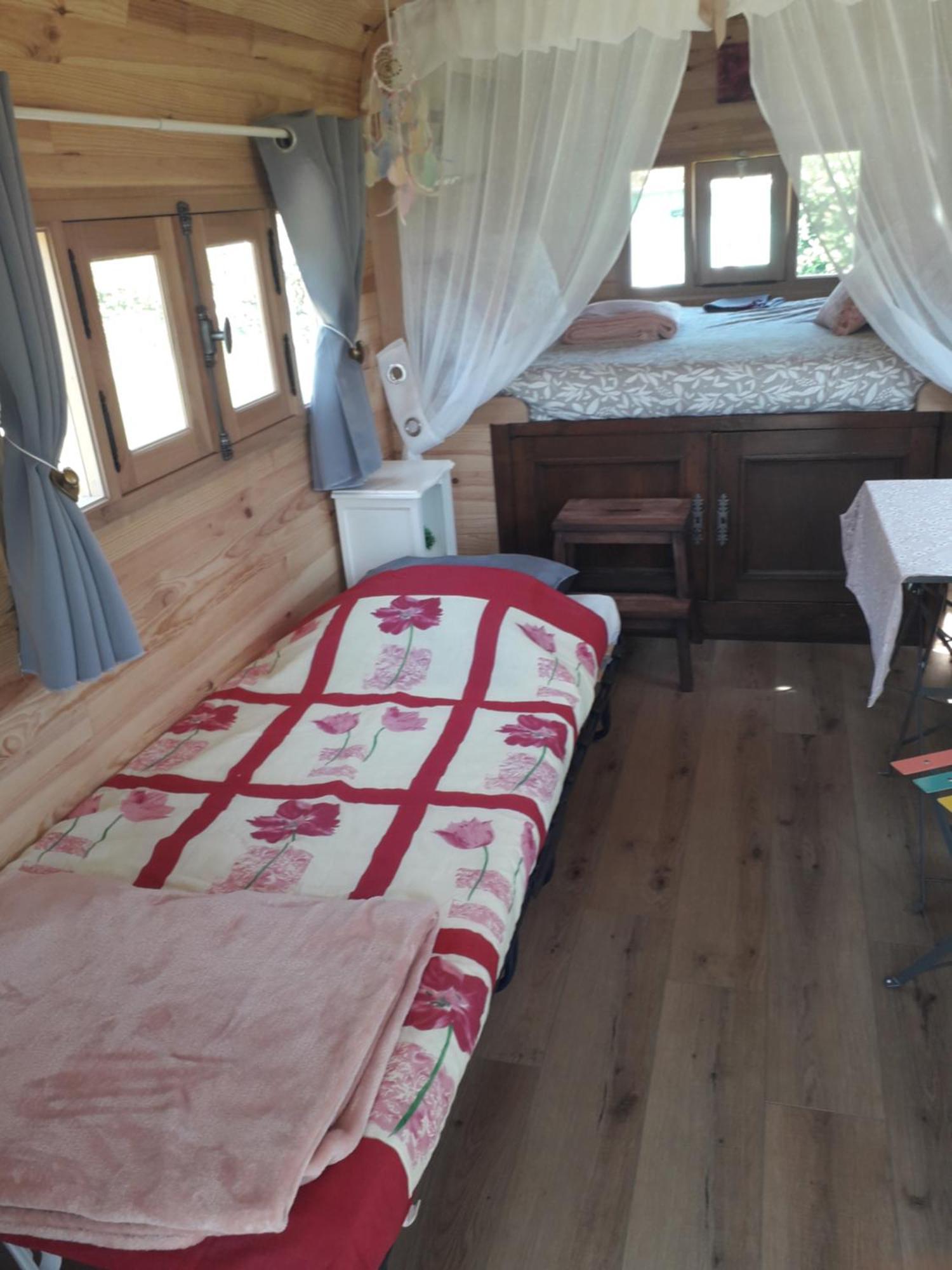 La Roulotte Des Trois Arbres Bed and Breakfast Oradour-sur-Glane Εξωτερικό φωτογραφία