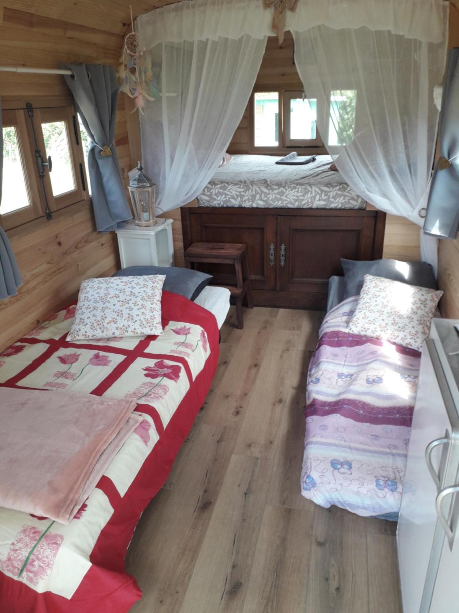 La Roulotte Des Trois Arbres Bed and Breakfast Oradour-sur-Glane Εξωτερικό φωτογραφία